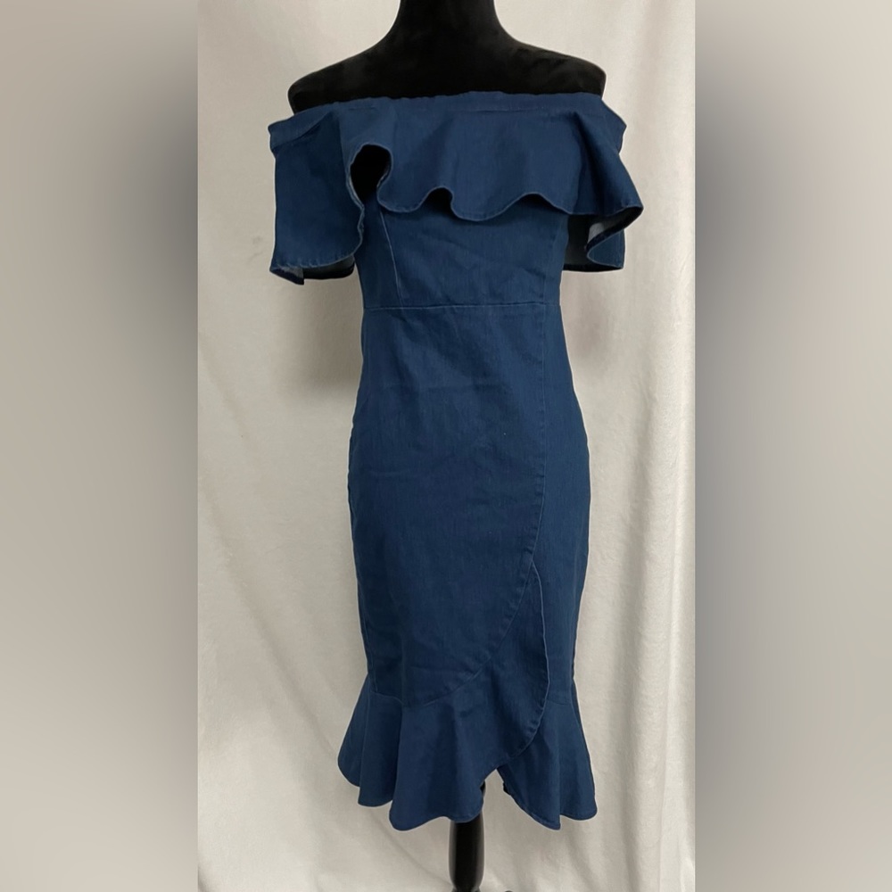 Beautiful denim dress perfect for a casual date💕☺️